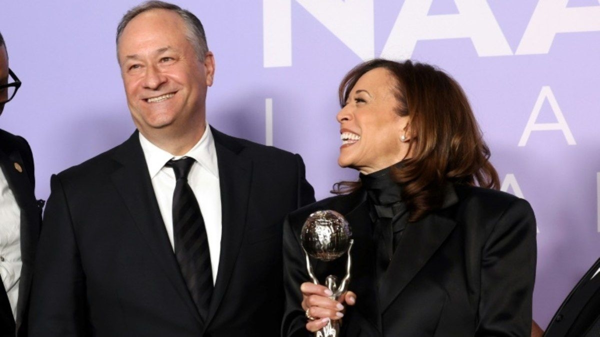 Trump demite Doug Emhoff do Museu do Holocausto