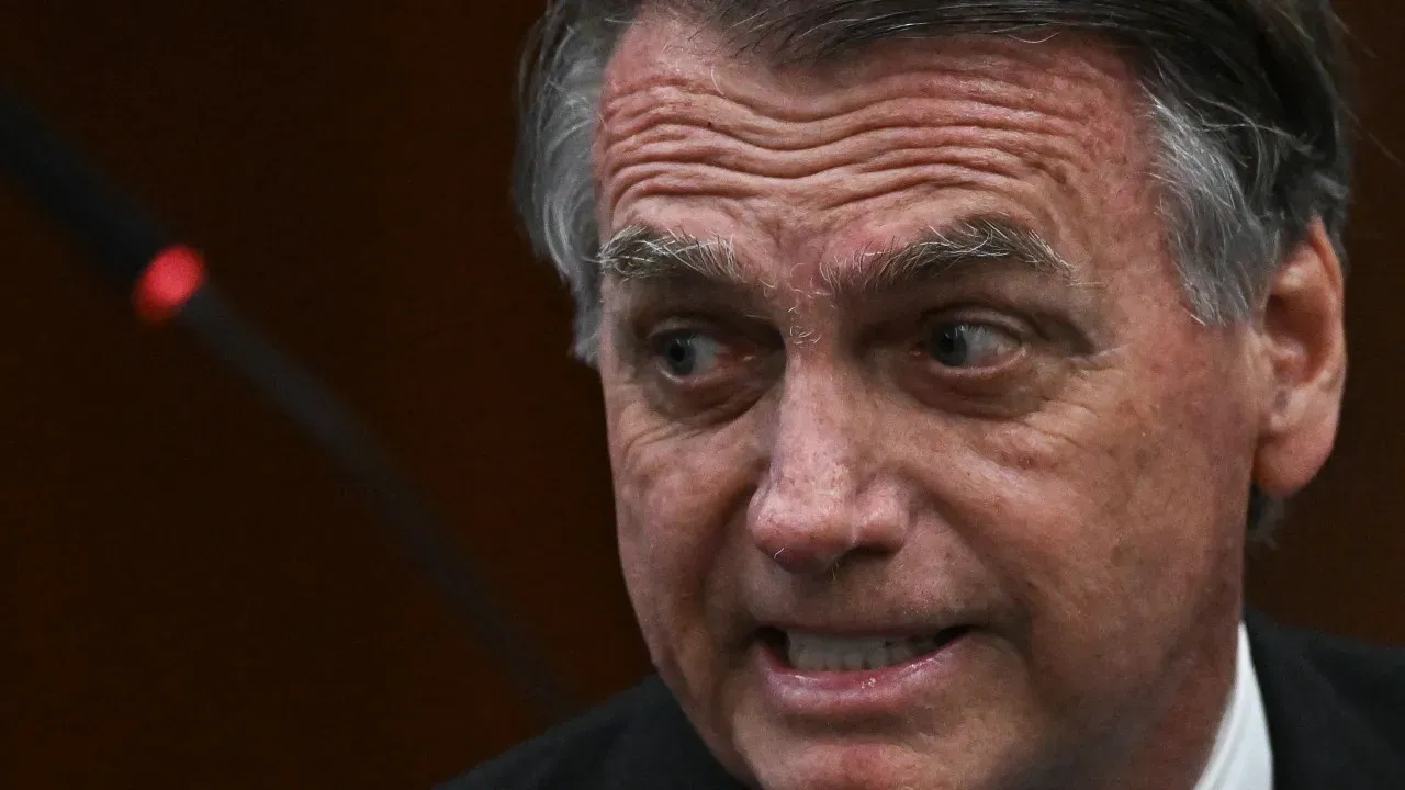 Bolsonaro passa por novo procedimento para tratar soluços