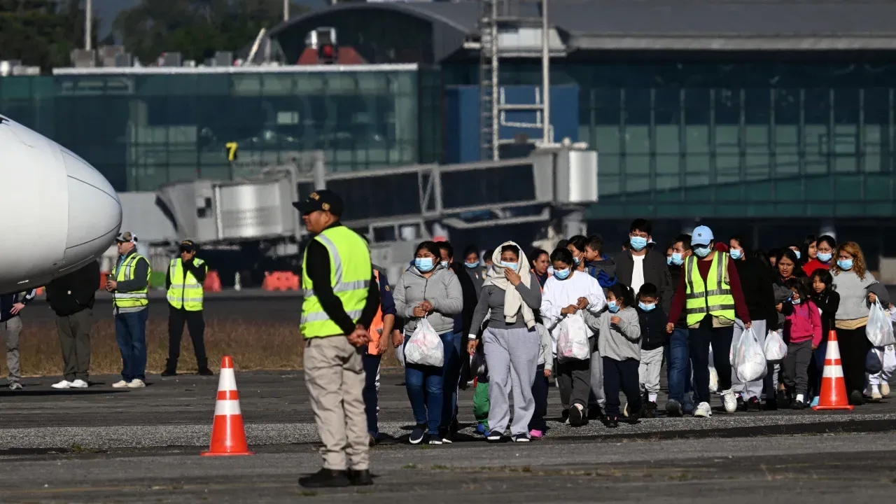 Lewandowski proíbe algemas para deportados brasileiros