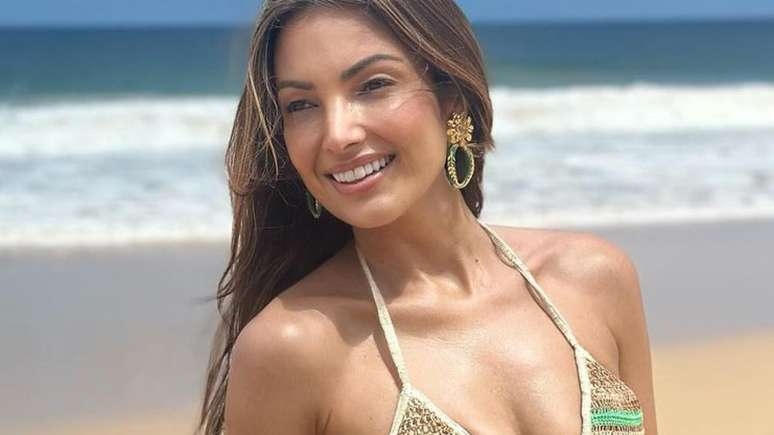 Patricia Poeta rouba a cena ao curtir dia de sol na praia