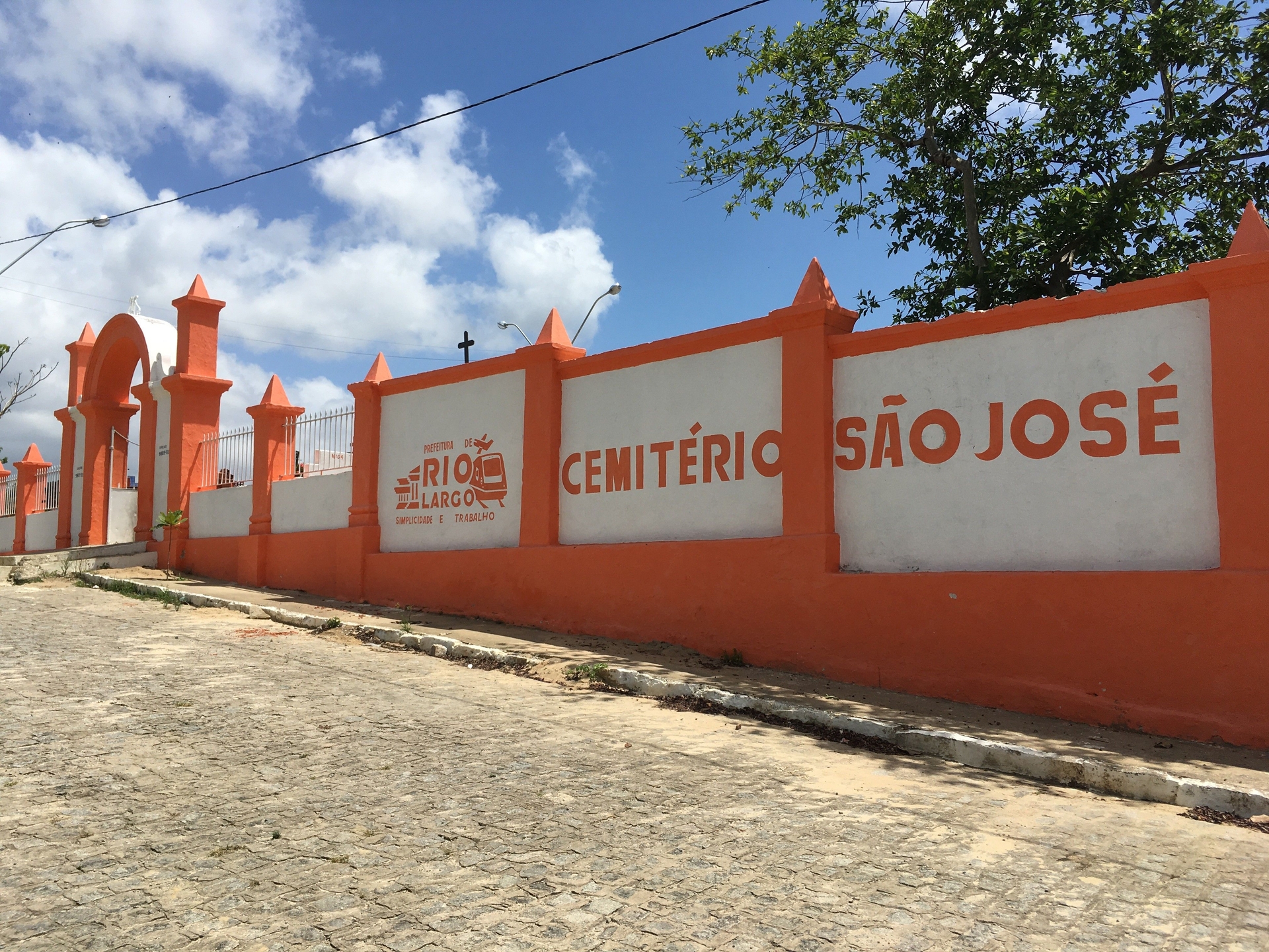 Moto roubada encontrada durante enterro de traficante em AL