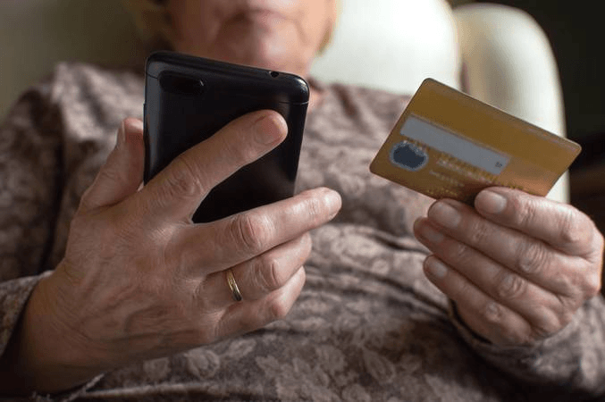 Mulher é presa por enganar idosos com empréstimos em Alagoas