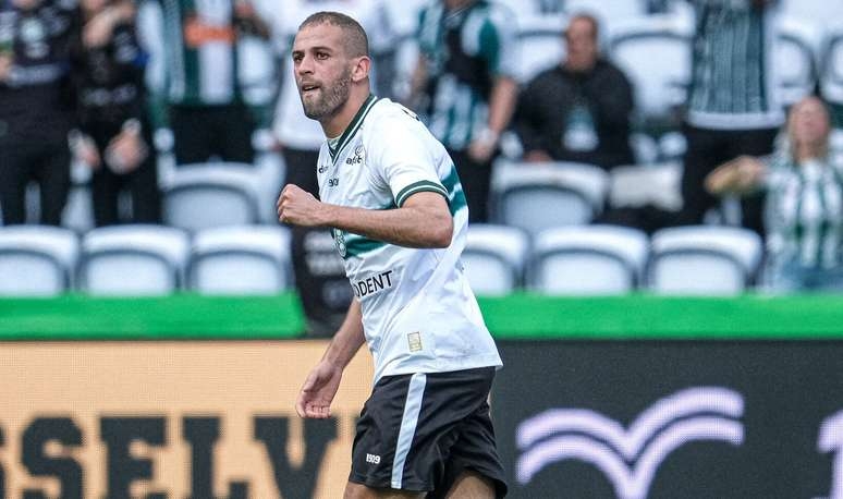 Slimani desmente e deve seguir no Coritiba em 2024, afirma jornalista