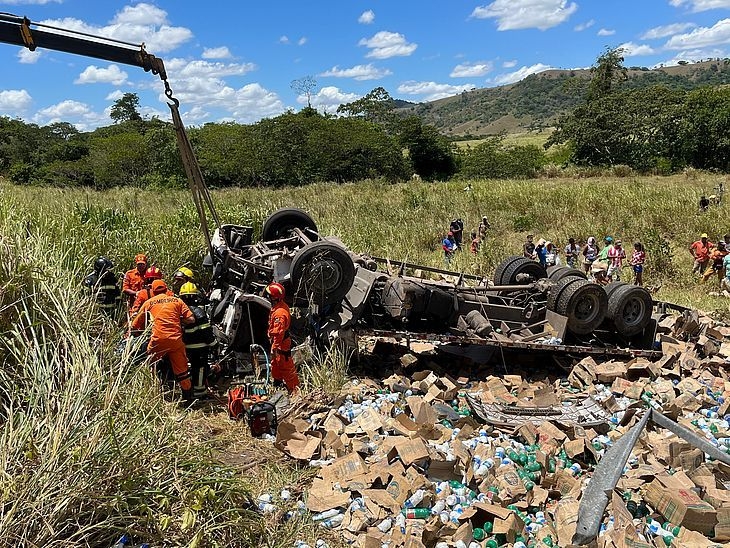 Passageiro morre após caminhão que transportava materiais de limpeza tombar em Maribondo