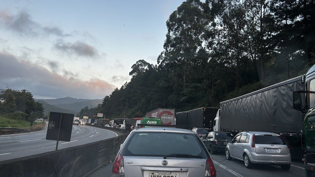 Tombamento de carreta provoca interdição na Fernão Dias
