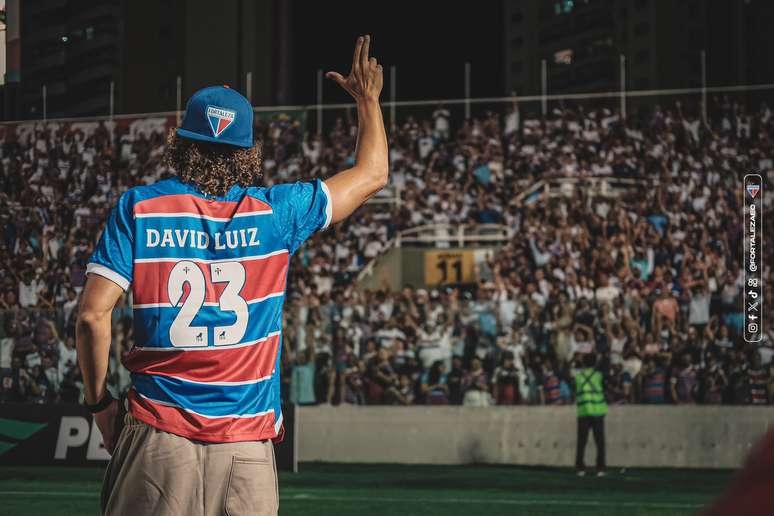 David Luiz é ovacionado pela torcida tricolor durante apresentação na Copa do Nordeste
