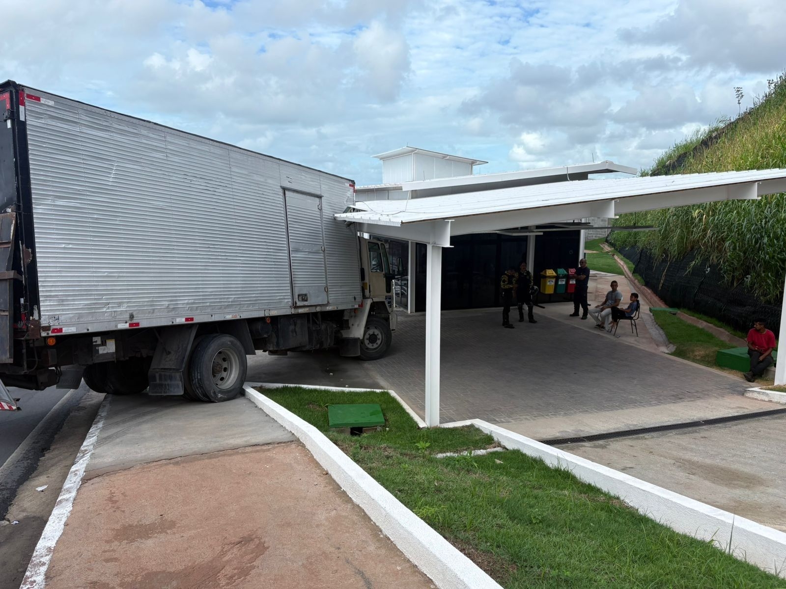 Caminhão invade posto de saúde em Maceió sem feridos