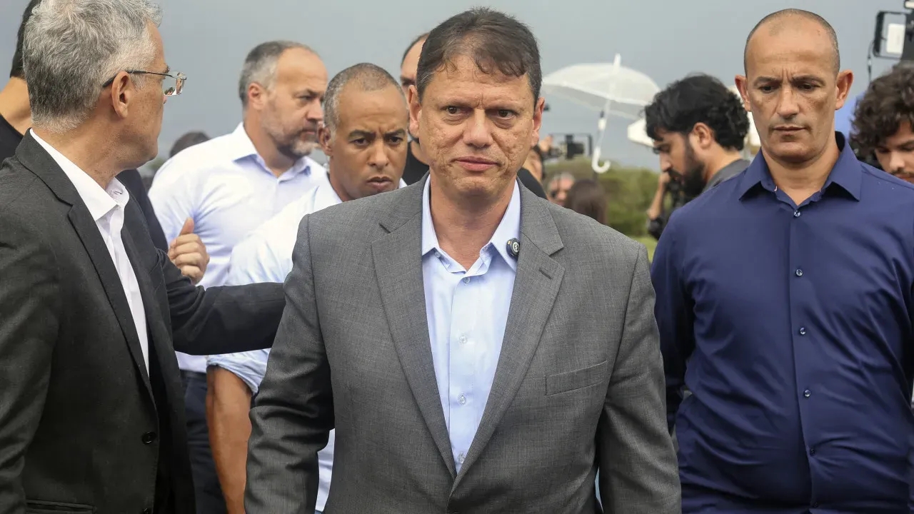 Tarcísio de Freitas enfrenta desafios em investimentos rodoviários