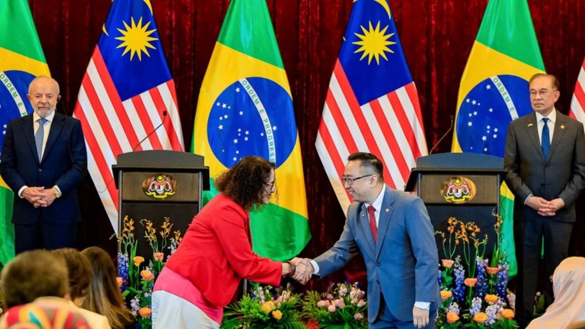 Engenheiros brasileiros se especializam em semicondutores na Malásia