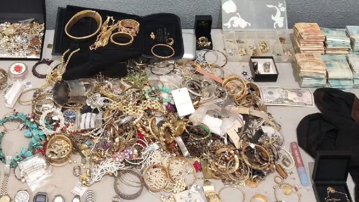 Idosos são assaltados e bandidos levam 1 milhão em joias