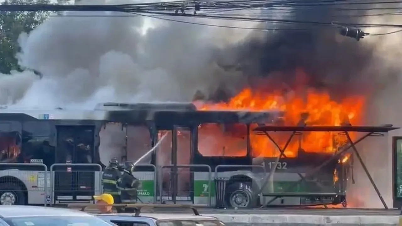 Desespero de passageiro após avião atingir ônibus em SP
