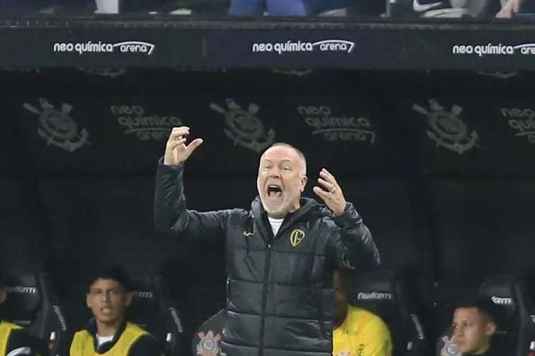 Em derrota para o São Bernardo, Mano Menezes perde a linha com Yuri Alberto