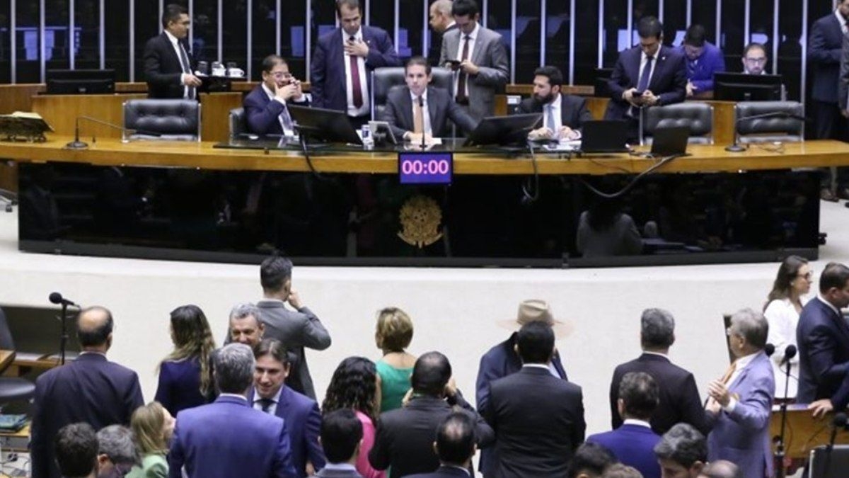 Câmara aprova urgência de projeto que derruba aumento do IOF