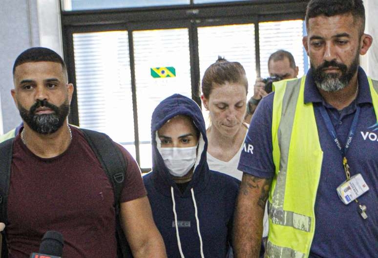 BBB24: Após expulsão, Wanessa é fotografada em aeroporto do Rio; veja registros