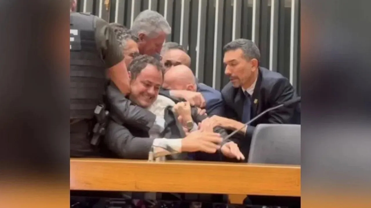 Glauber Braga é retirado por protesto na Câmara dos Deputados