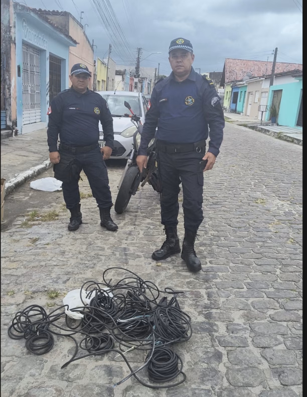 Furto na iluminação de Natal é frustrado em Penedo