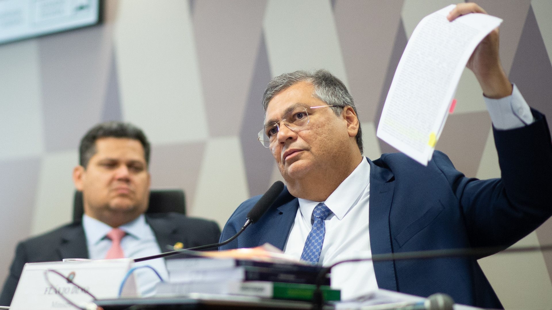 Saída de Dino da Justiça deixará 47 convocações na Câmara em aberto