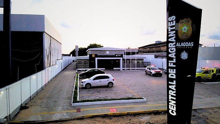 Casal é preso com arma de fogo em cima da mesa na areia da Praia de Ipioca