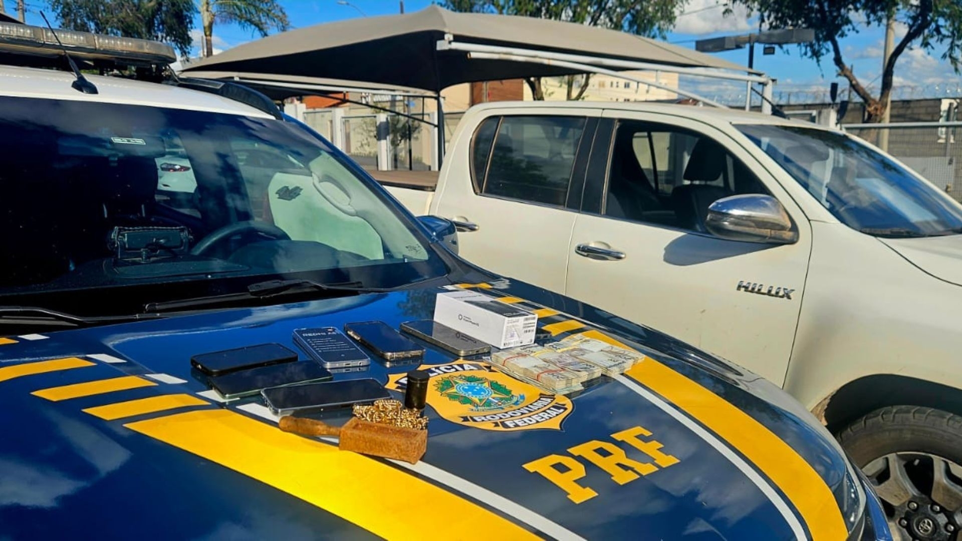 PRF apreende grandes valores e ouro em Araguari