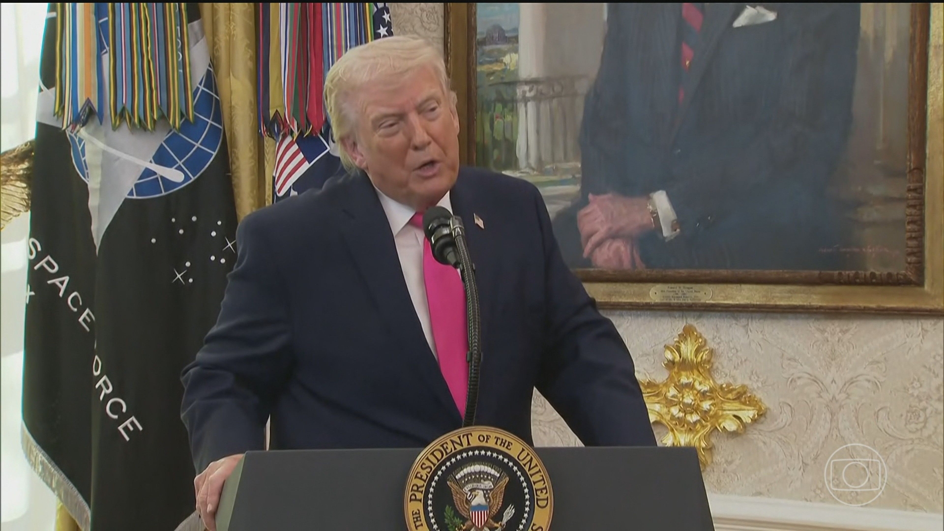 Trump afirma que paz com Irã avança apesar dos conflitos