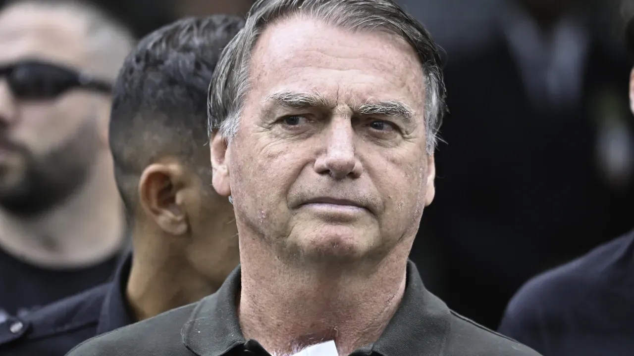 Bolsonaro passa por cirurgia e preparação de cinco horas