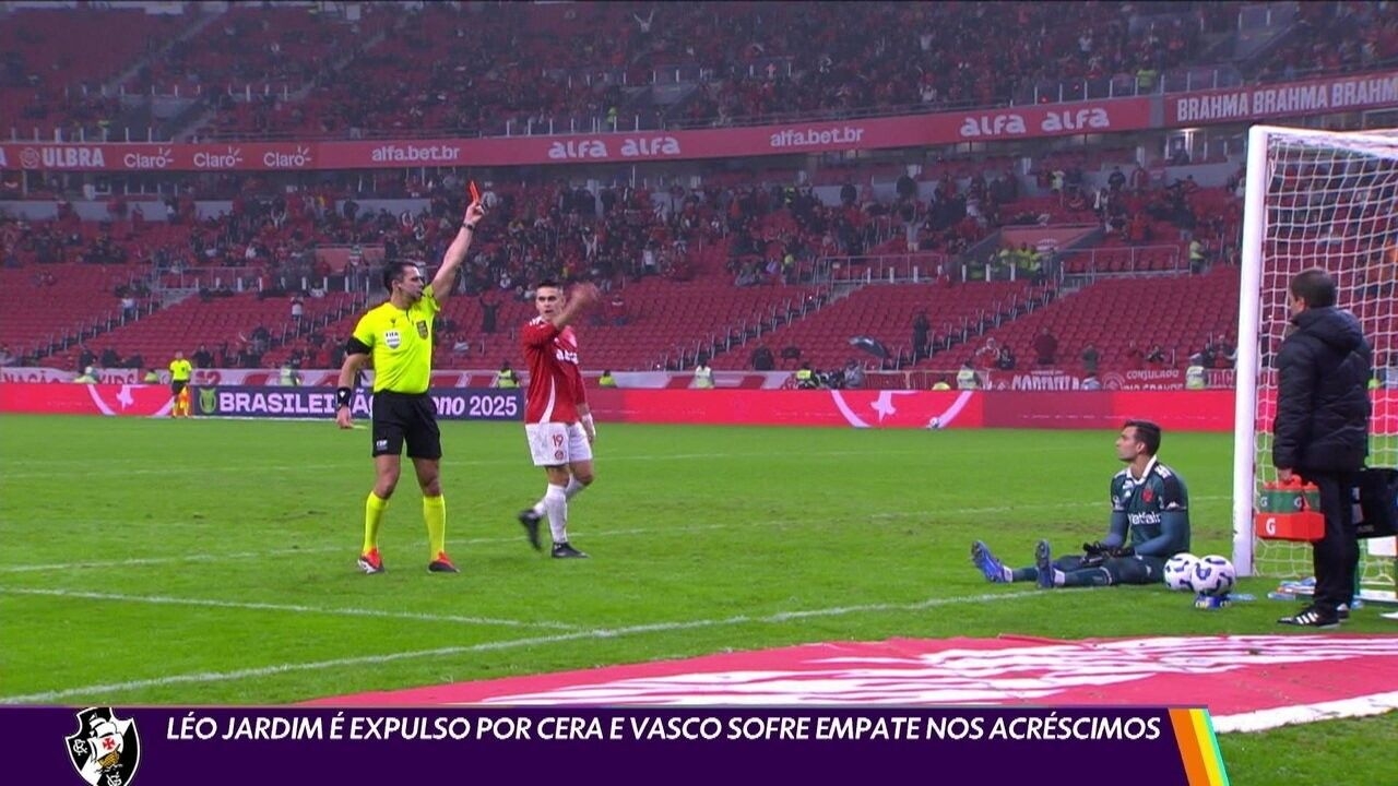 Árbitro apita CRB x Cruzeiro após expulsão de Léo Jardim