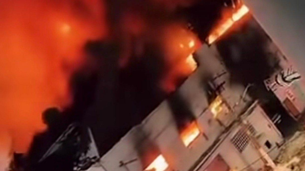 Incêndio atinge fábrica no Brás e mobiliza Bombeiros