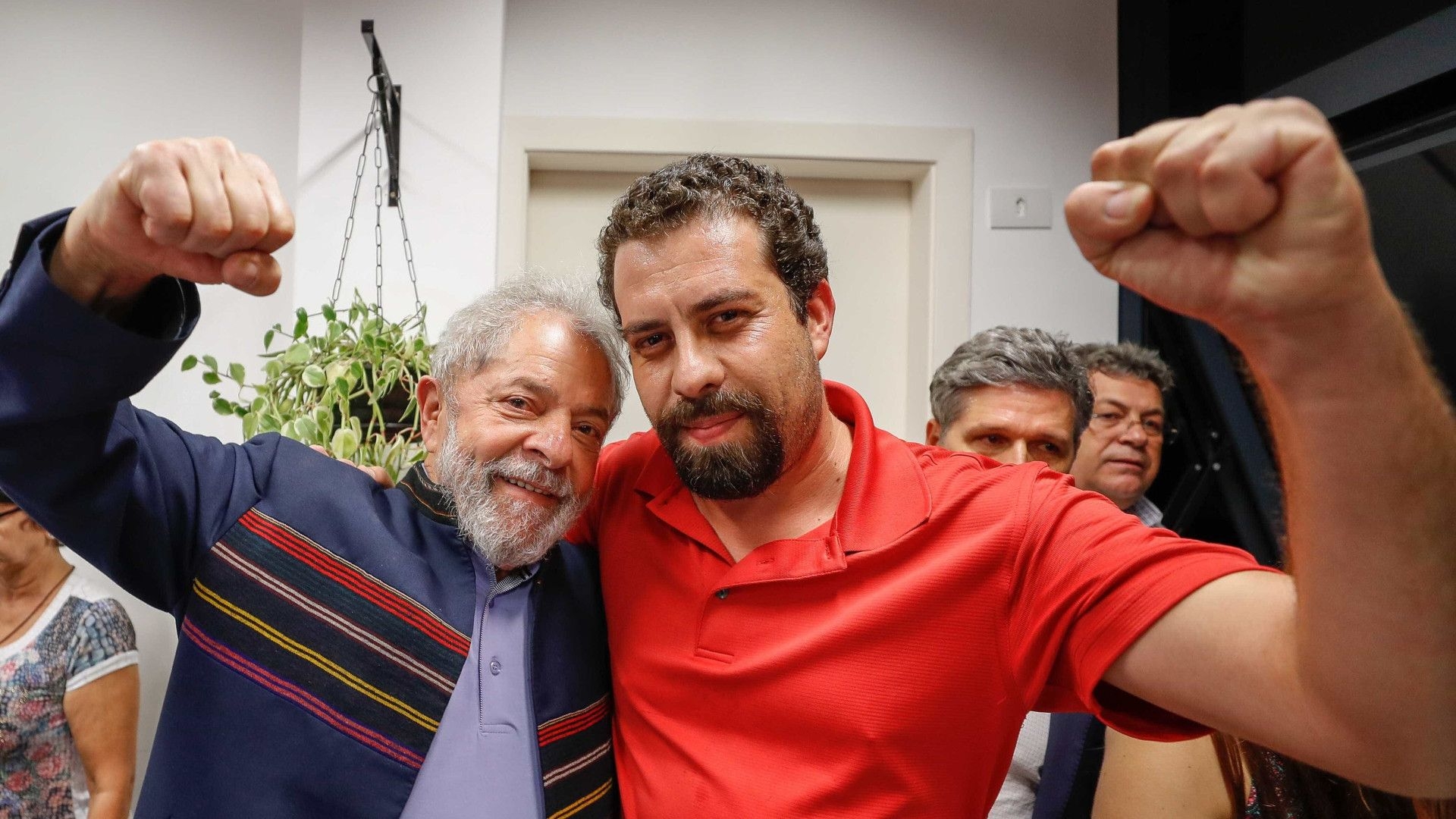 Lula põe Boulos em palanque e inaugura agenda de cabo eleitoral em SP