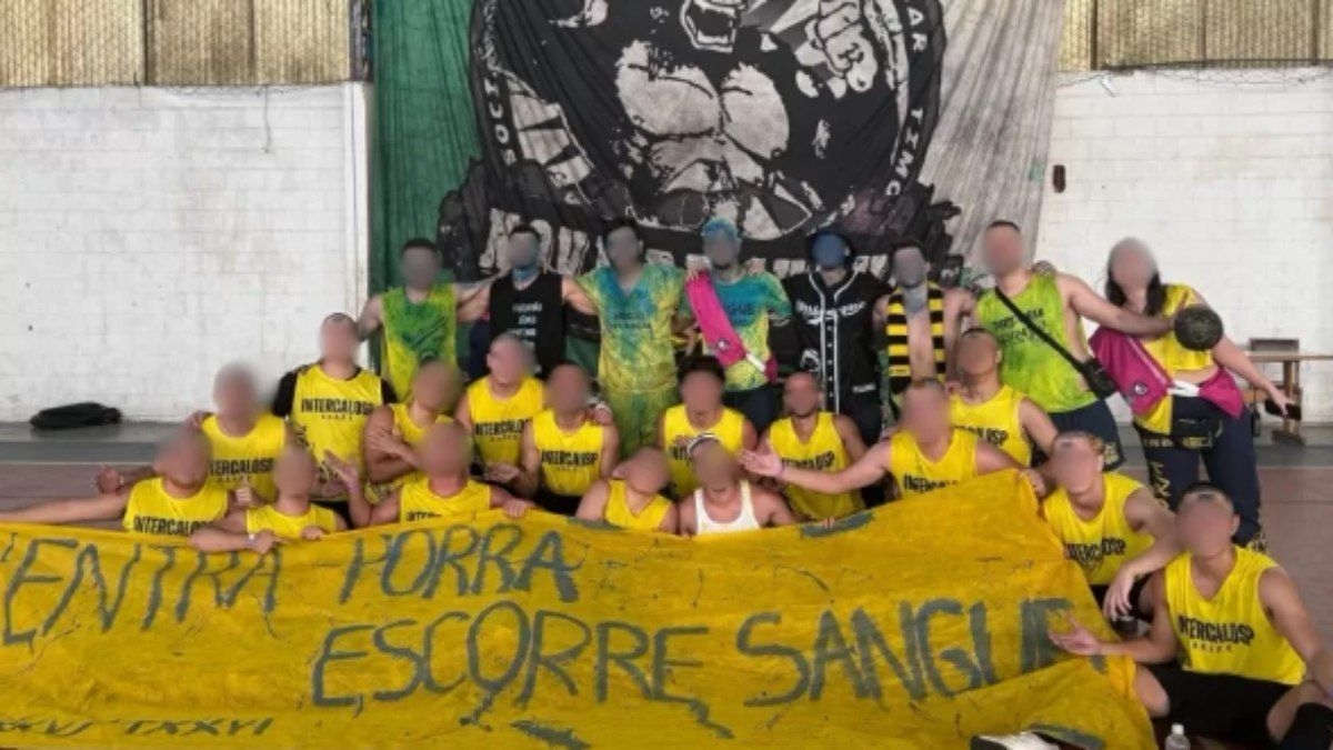 Estudantes da Faculdade Santa Marcelina enfrentam condenação por faixa ofensiva