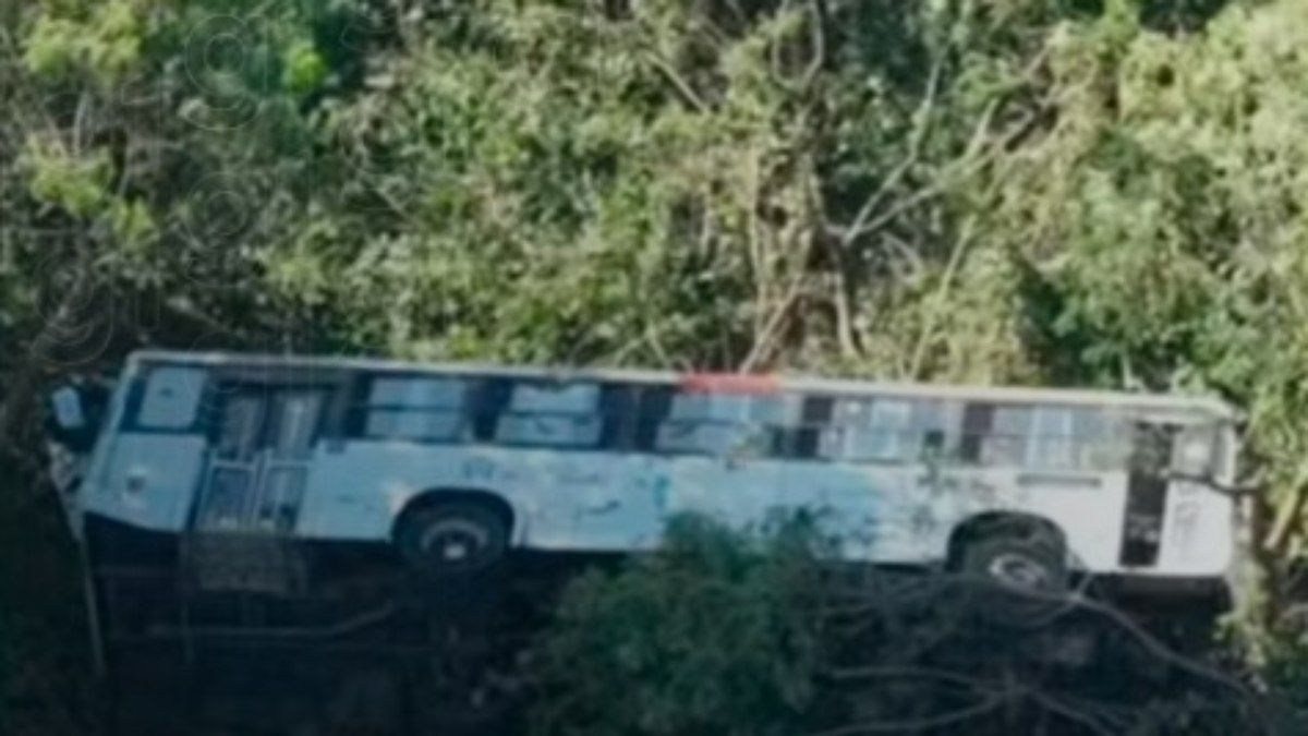 Ônibus cai em canal e deixa feridos na Zona Oeste