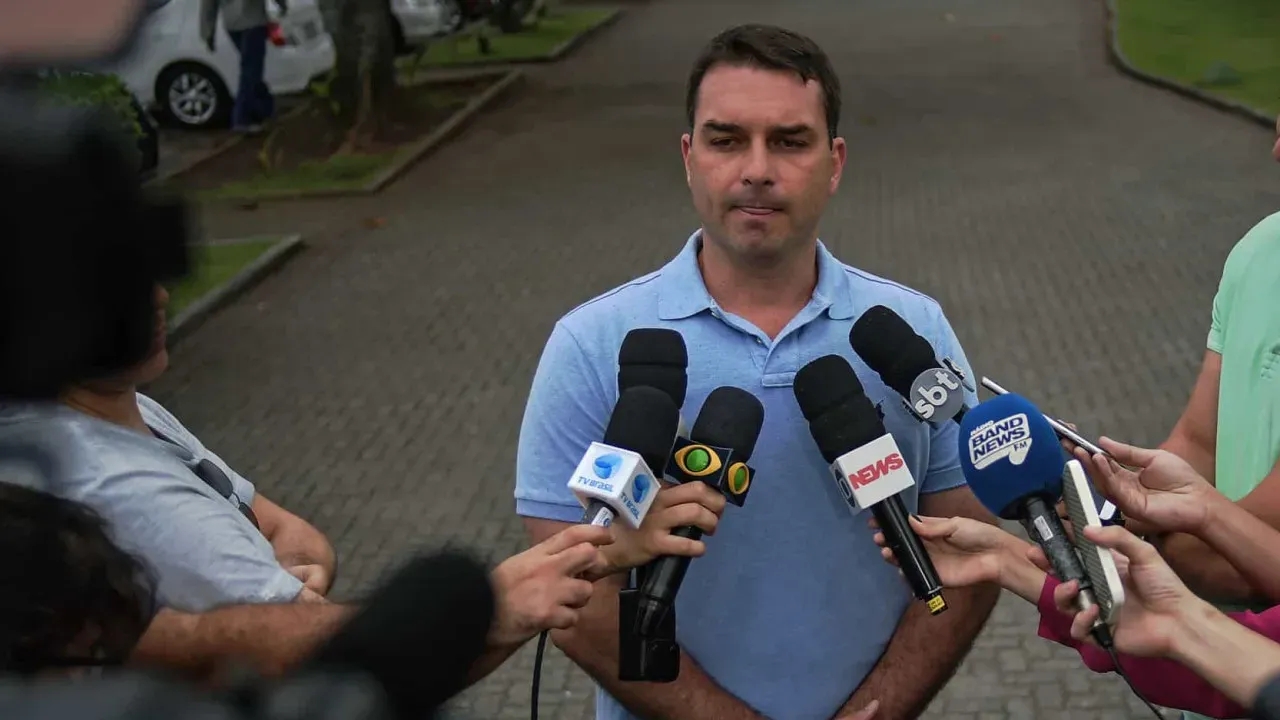 Flávio Bolsonaro afirma que STF entregará Moraes na bandeja