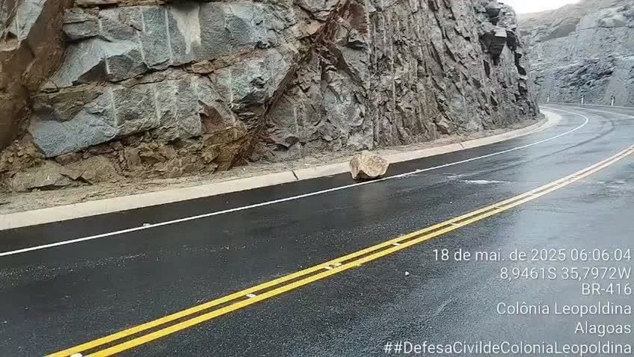 Deslizamentos interditam rodovia BR-416 em Alagoas