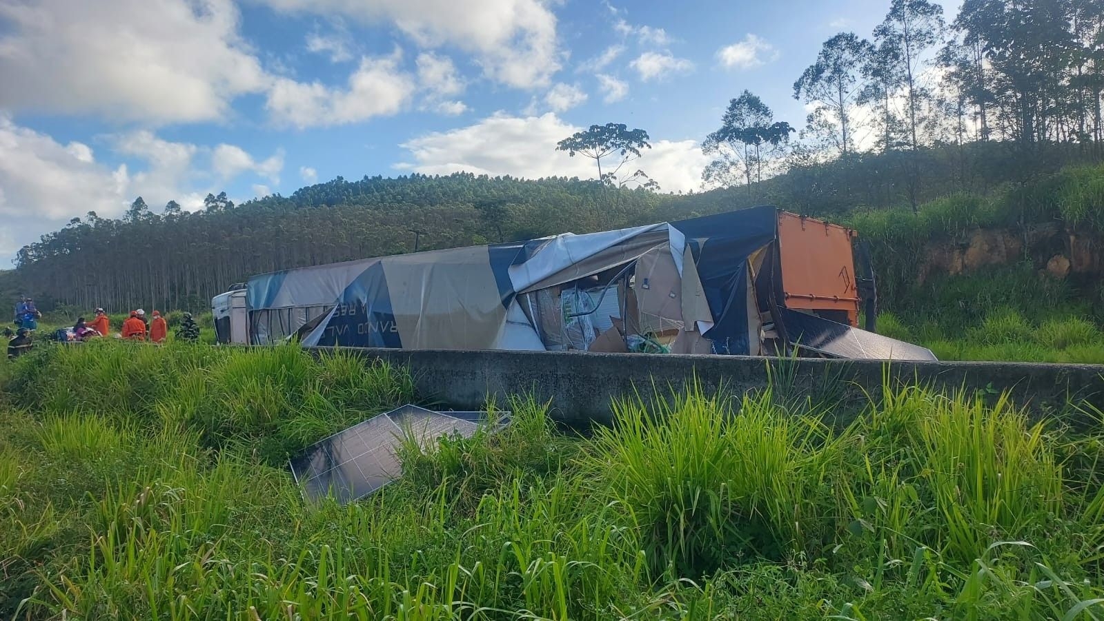 Carreta com placas solares tomba em Messias e fere dois
