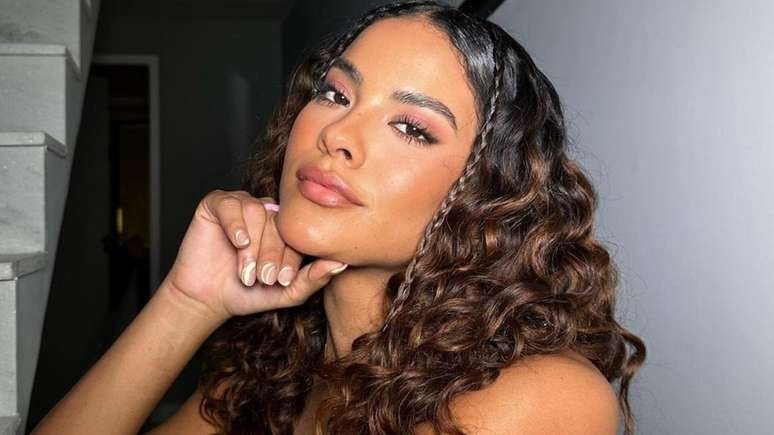 Bella Campos mostra quase tudo ao usar biquíni fio-dental de estrela-do-mar