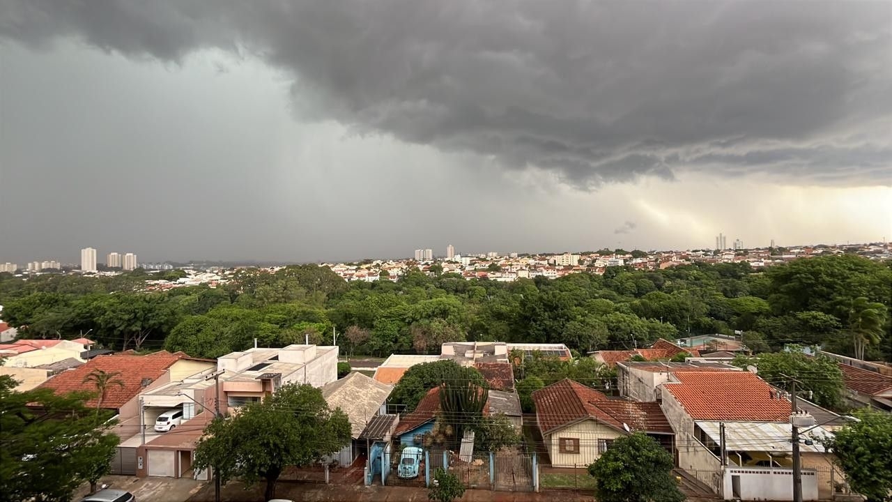Alertas de tempestade no Paraná com ventos de até 100 km/h