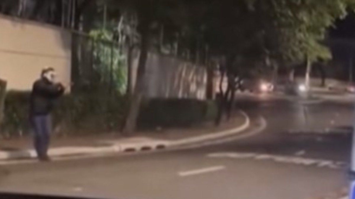 Adolescente troca tiros com policial durante assalto