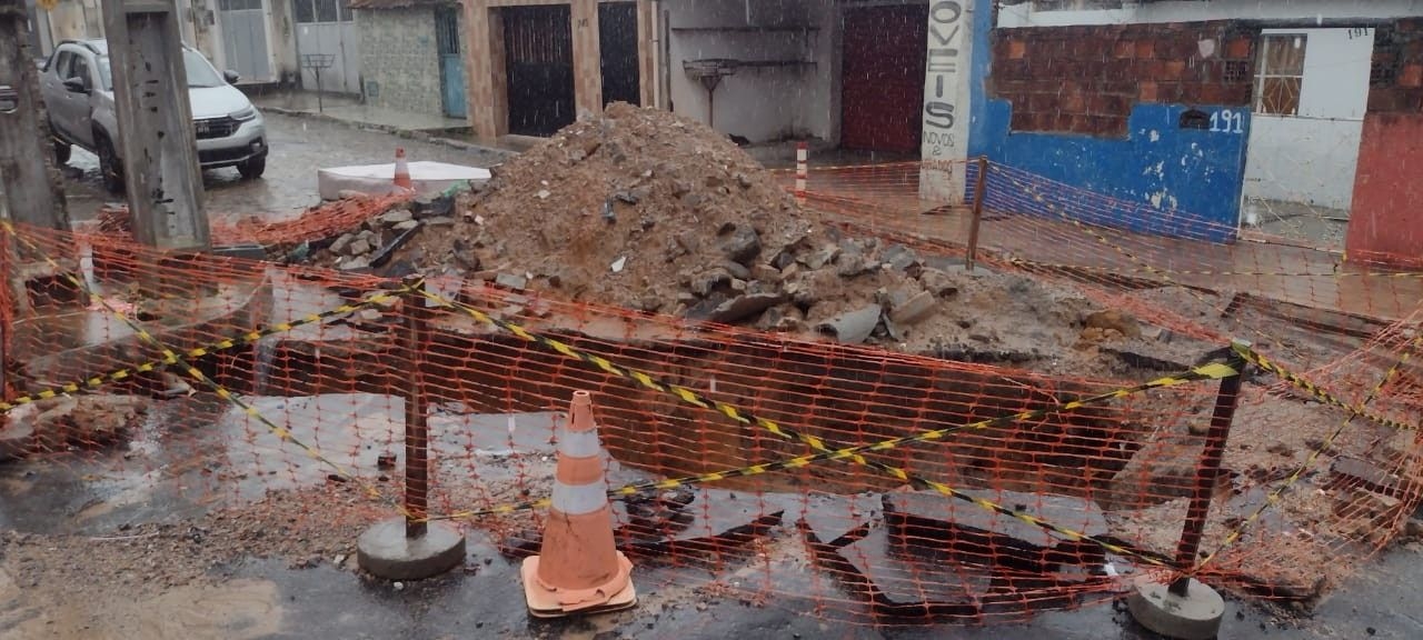 Cratera se abre no Jacintinho após chuvas em Maceió