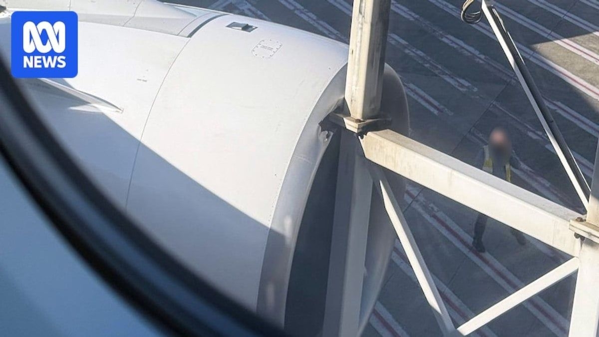 Avião da Qantas bate em ponte e atrasa voo
