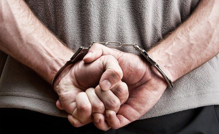 Policial é preso após dar tapa em mulher por causa de conta de restaurante