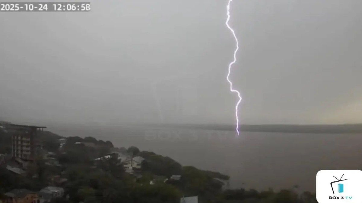 Temporal provoca raio no Rio Uruguai na fronteira do RS