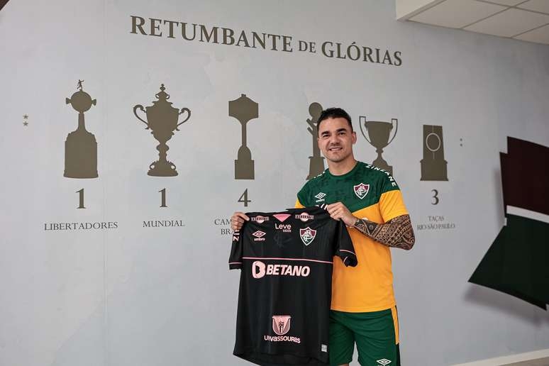 Fluminense anuncia a contratação de Felipe Alves