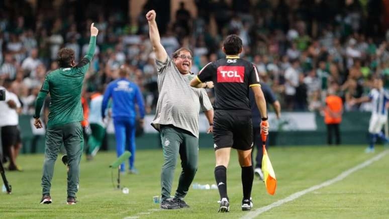Coritiba tem aproveitamento pífio com Guto fora de casa, mas é dominante dentro do Couto com o técnico