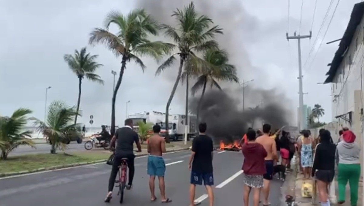 Moradores protestam por energia em Maceió nesta terça