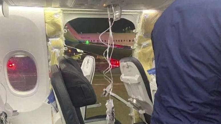 Avião da Alaska Airlines perde janela em pleno voo, mas aterrissa: 'Foi um estrondo muito alto'