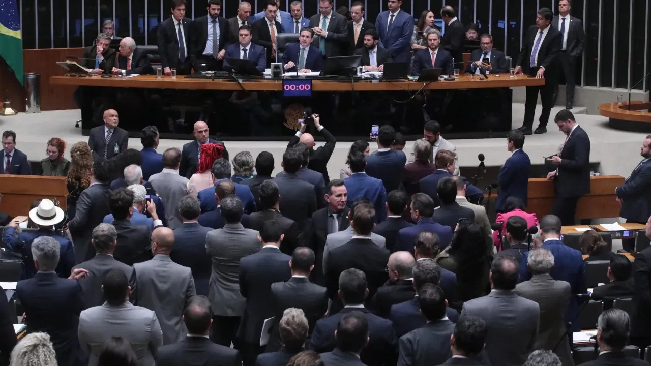 Câmara aprova redução de penas para réus do 8 de janeiro