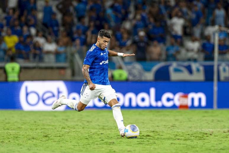 William é destaque em participações em gols entre laterais-direitos no ano
