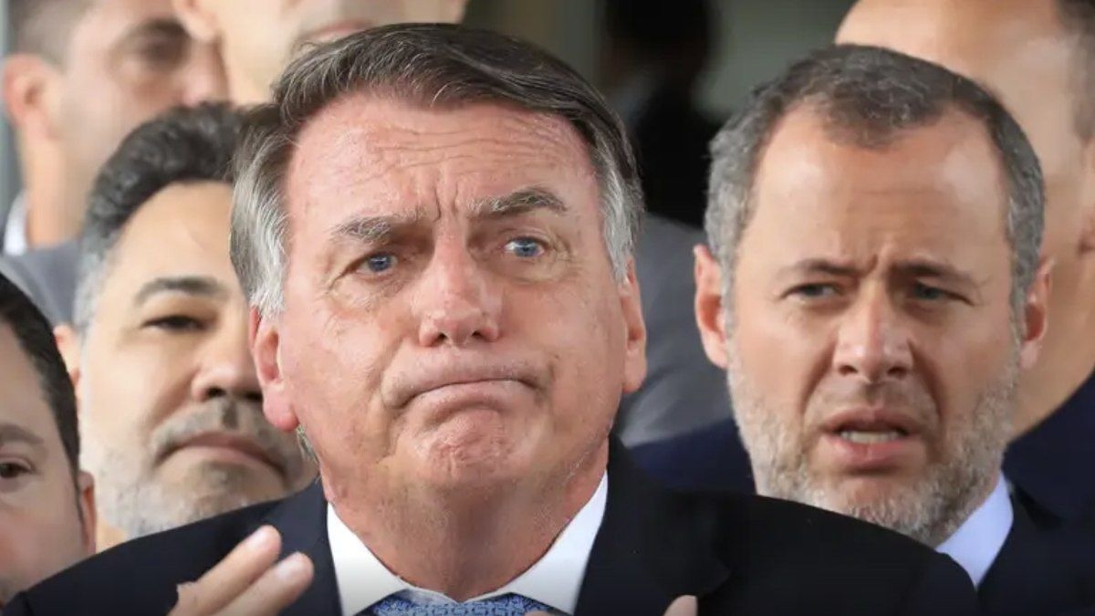 Bolsonaro ignora Justiça e acaba em prisão domiciliar
