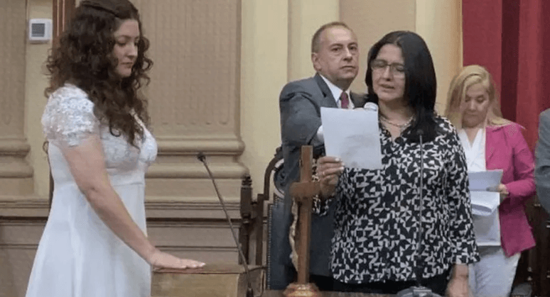 Deputada repercute na web ao tomar posse com vestido de noiva: 'Me caso com o povo'