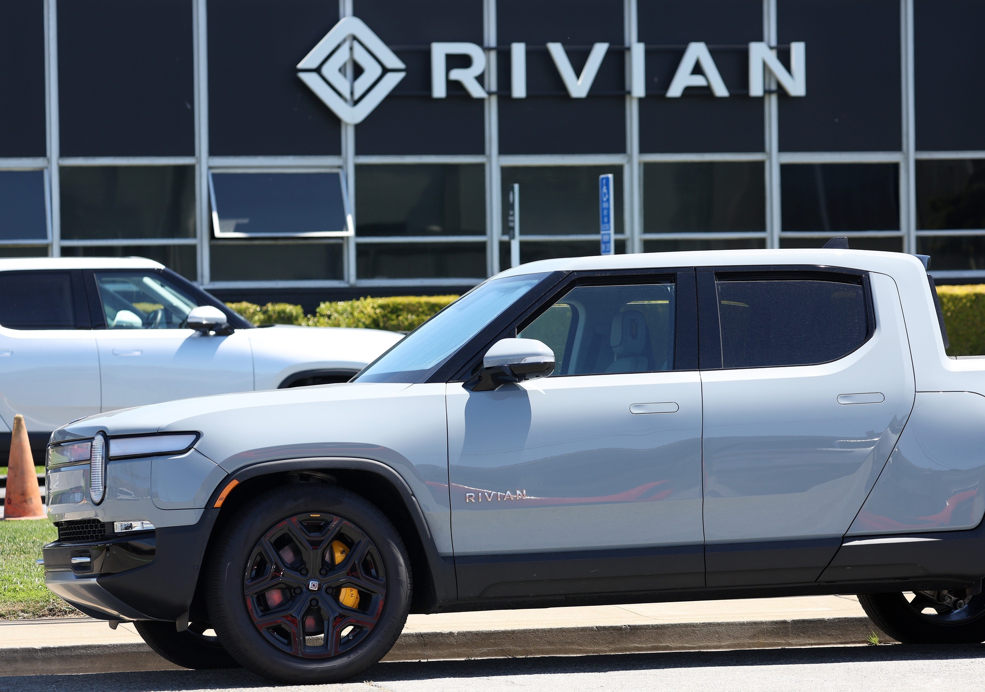 Rivian Registra Queda nas Entregas em Meio a Crise