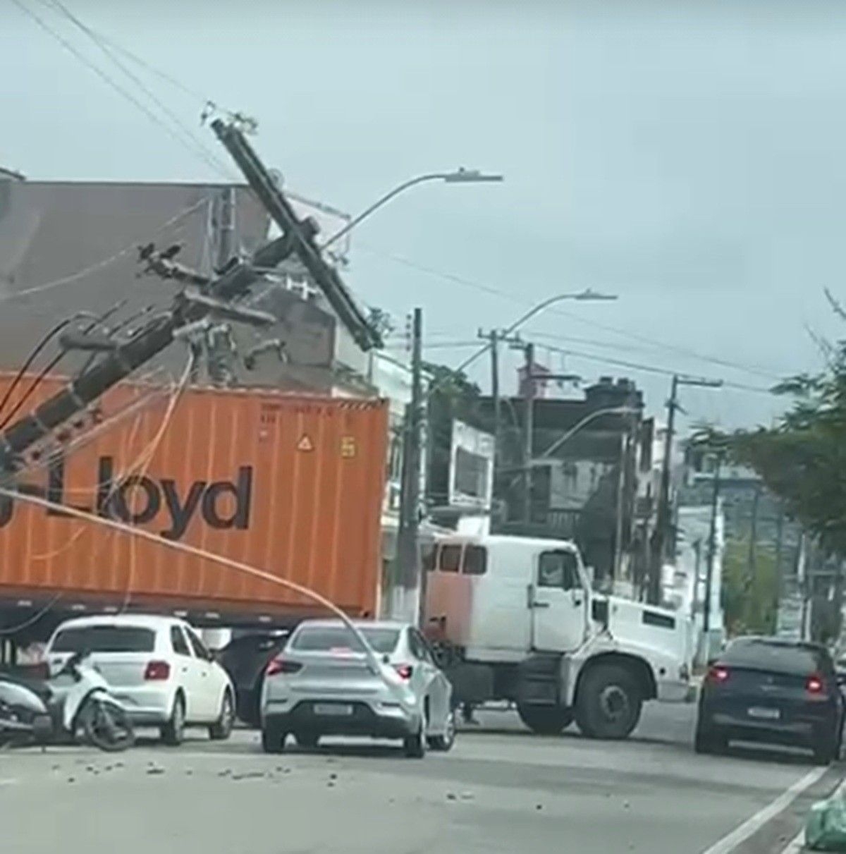 Caminhão provoca acidente e causa transtornos em Maceió